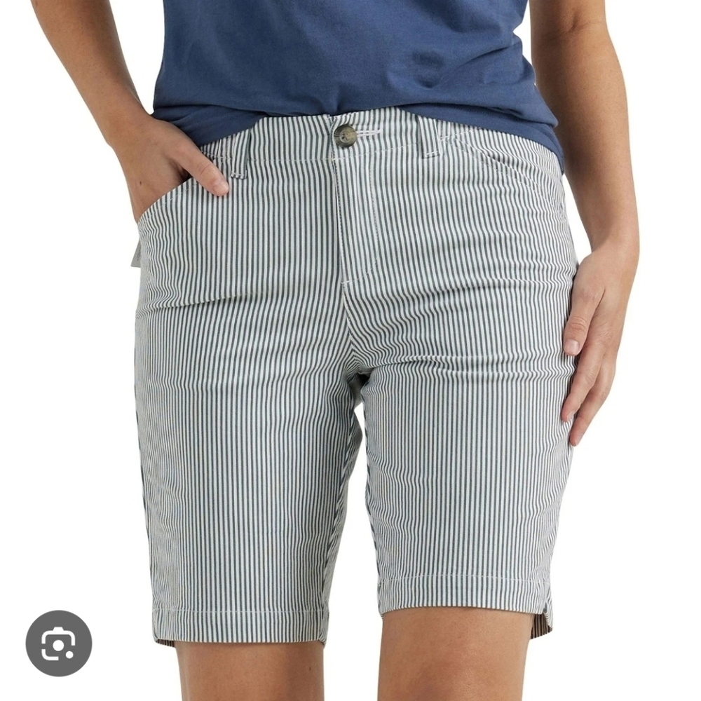 Women's Lee Legendary Mid Rise Bermuda Shorts, Summit Stripe, Size 18, NWT‎